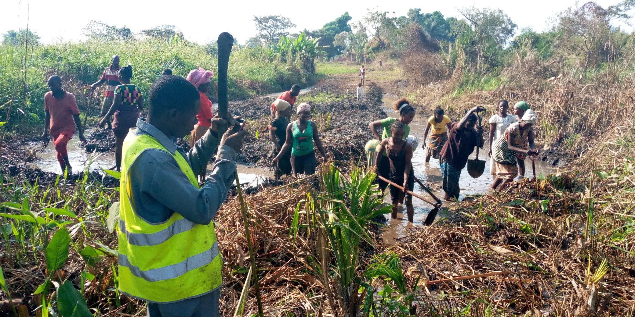 Residents of Yambio use ‘bare hands’ to construct road, bridge