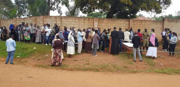 Uganda elections: Long queues at polling stations