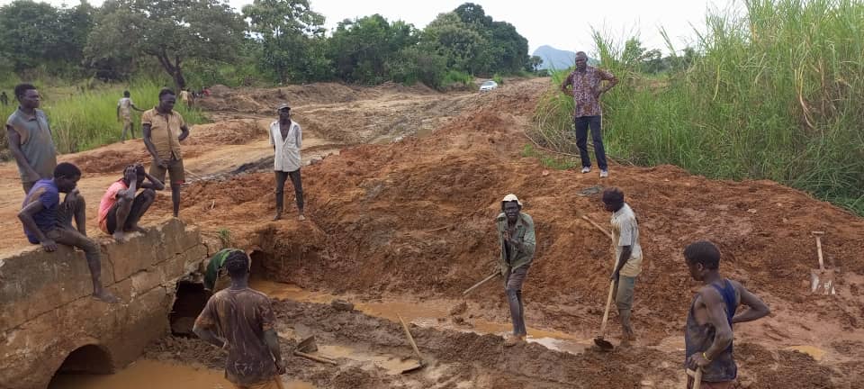 Yei residents manually repair road as Juba reneges on their plea