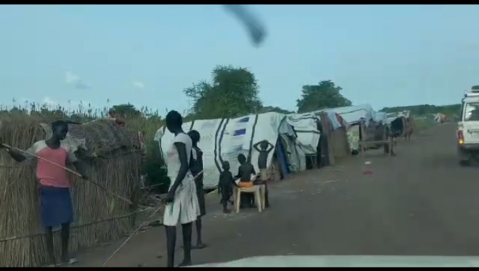 Flood-displaced NBGs civilians living on edges of highway