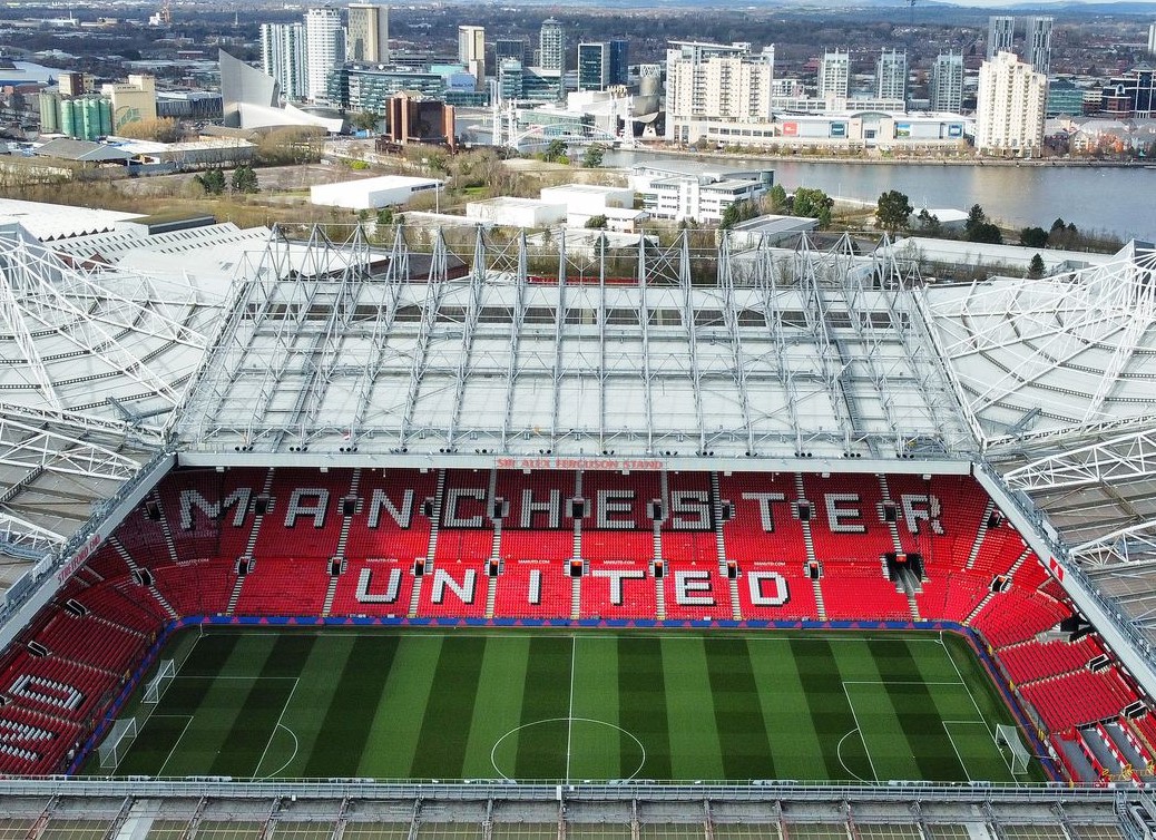 Manchester United owners consider selling club