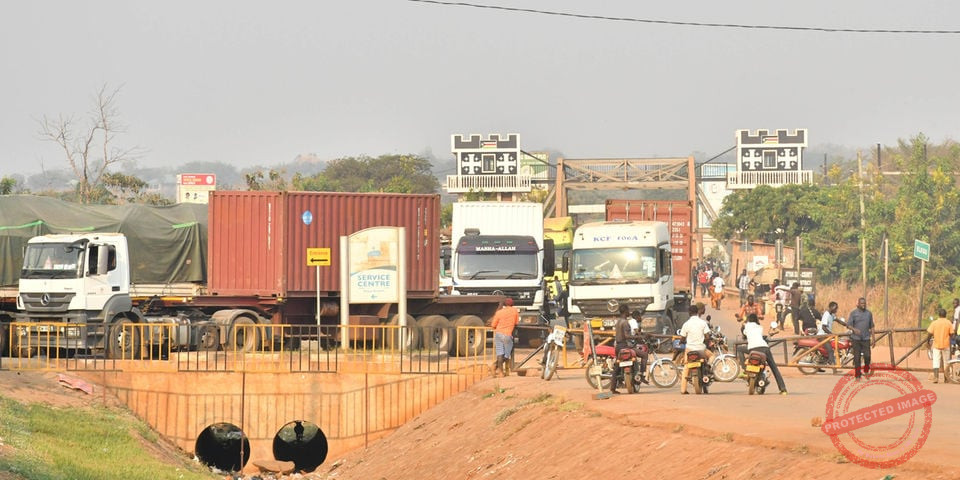Striking truck drivers flee Uganda police tear gas to Nimule