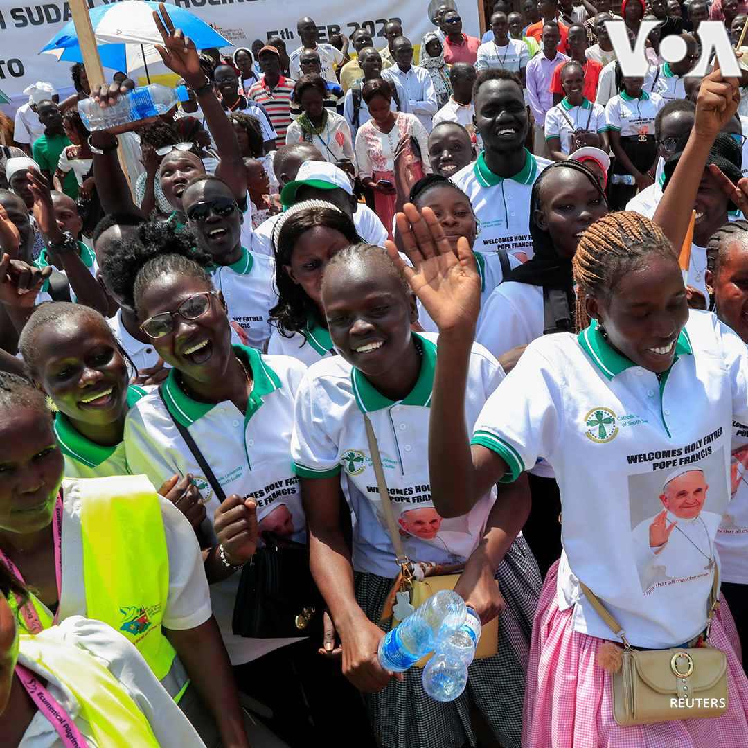 Tens of thousands wave at Pope Francis on Juba streets