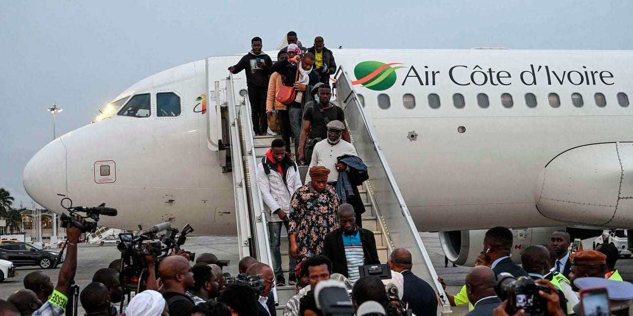 Hundreds of migrants fly home from Tunisia after attacks