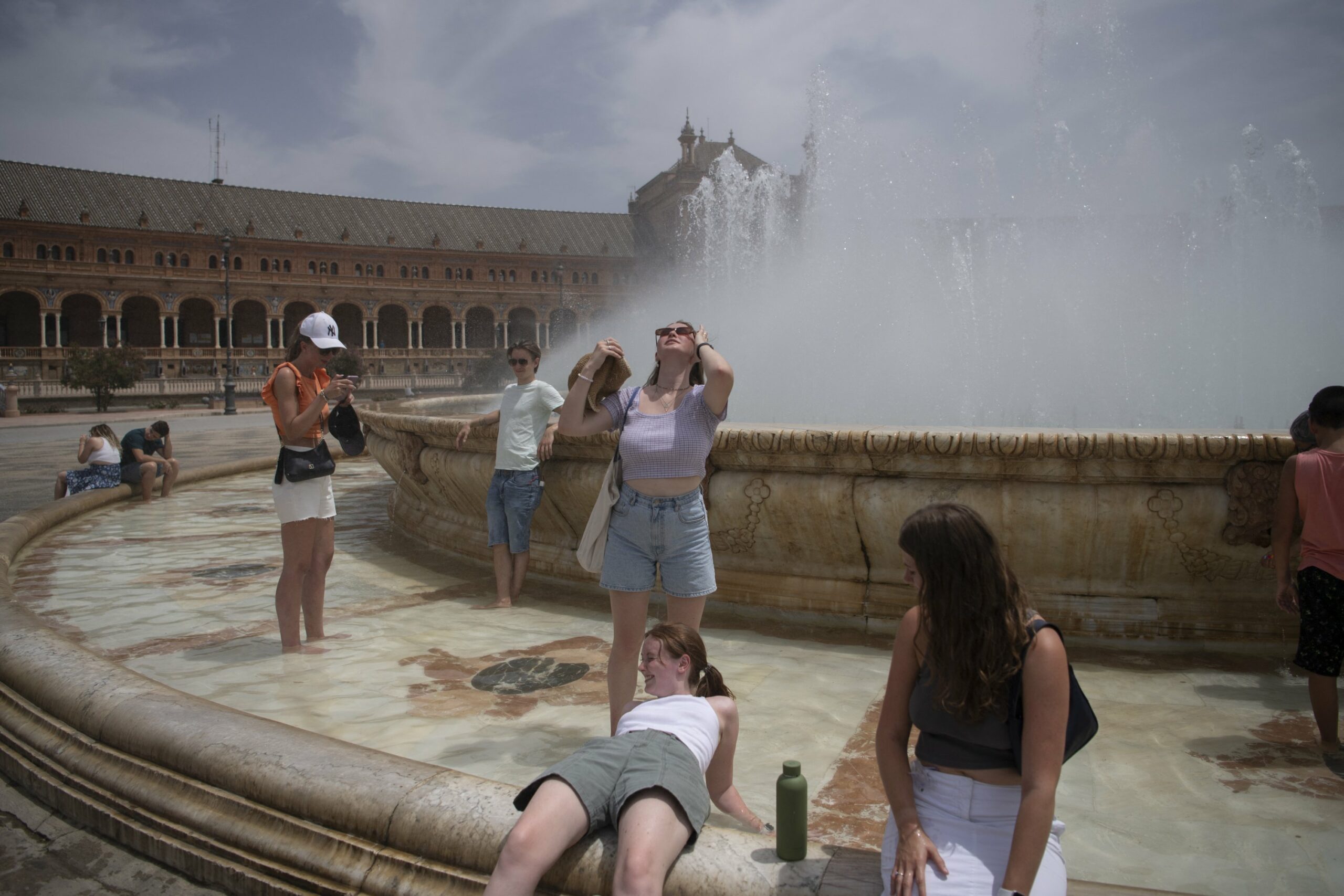 ‘It’s horrible’: Spain sweats through day 2 of heatwave
