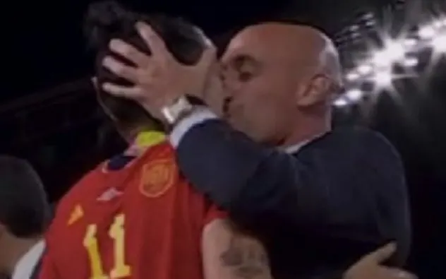 Spanish football boss apologises for kissing World Cup star