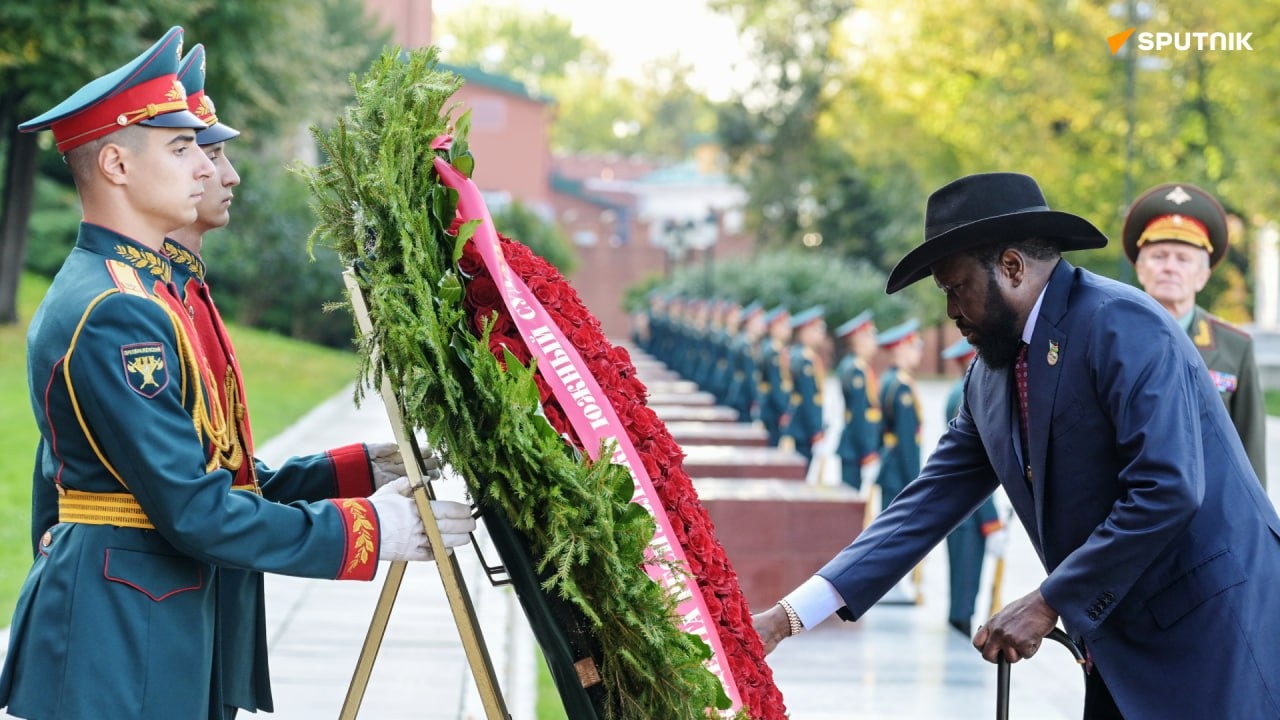 President Kiir lays wreath at tomb of unknown soldier in Kremlin