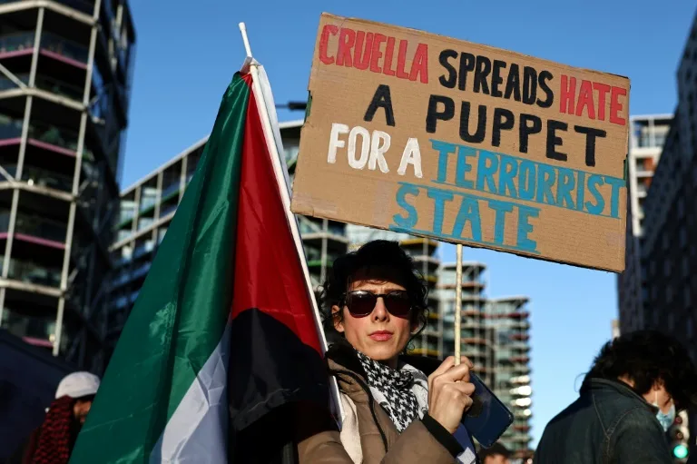 Hundreds of thousands stage Armistice Day pro-Palestinian rally in London