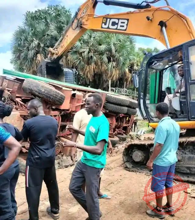 Truck overturns on vendors, kills one and injures two in Leer